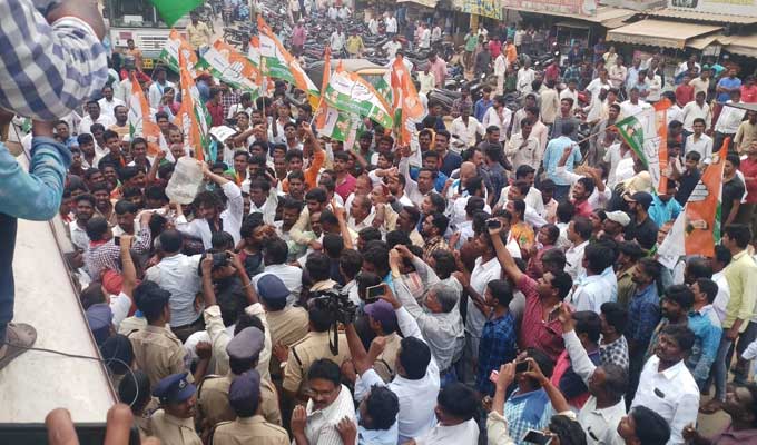 eenadulivenews's tweet image. రేవంత్‌ రెడ్డి అరెస్ట్‌కు నిరసనగా ఆందోళన
bit.ly/2QE6c2W
#RevanthReddyArrest #Congress #TelanganaElections2018 #04122018
మ‌రిన్ని చిత్రాల కోసం క్లిక్ చేయండి