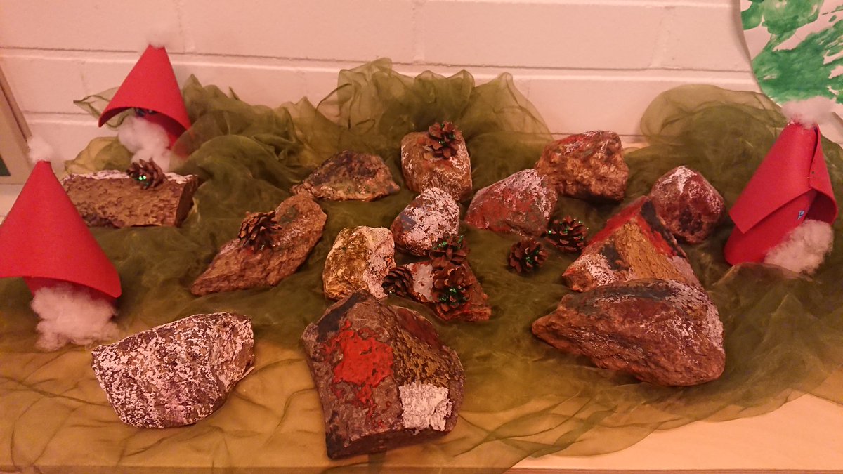 Tammen eskareiden ja 3-5v yhteistyötä jouluisessa asetelmassa, kivien kuumennus uunissa ja "maalaus" liidulla. Ihanan säihkyvä lopputulos.