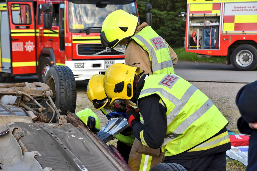 Firesnapper999's tweet photo. Drivers, tailgating doesn't get you to your destination any quicker. It may however give your #CommunityFirefighters an unwanted opportunity 2 extricate you from your vehicle. Deploy your #SafetyCell skills
β = π<< Min 2 secs >>π
π¦ = π<< Min 4 secs >>π
#Drive2Arrive Alive! https://t.co/BSq0c5hA16