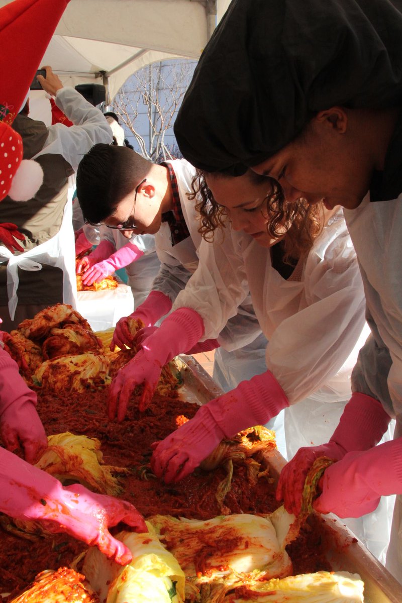 USForcesKorea's tweet photo. U.S. #Marine Corps Forces Korea and Republic of Korea government organizations, private entities, and citizens supported charity and #unity during the Kimchi Fest. #MARFORK made kimchi for elderly and less fortunate #koreans. @USEmbassySeoul @USAmbROK #Peace #Korea https://t.co/0ucoDBKZOc