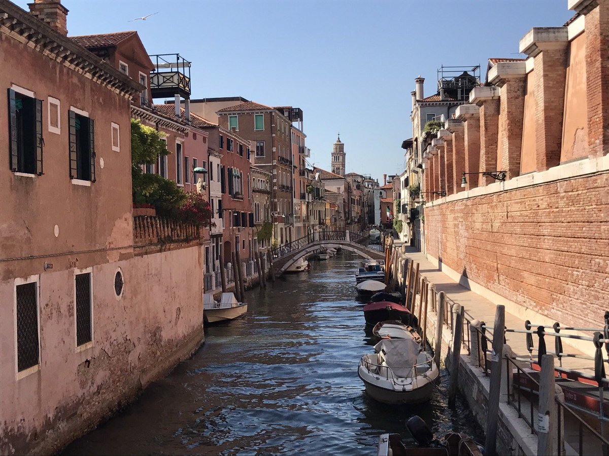 大きな水路や細い運河が街中に張り巡らされていた「水上都市ベネチア