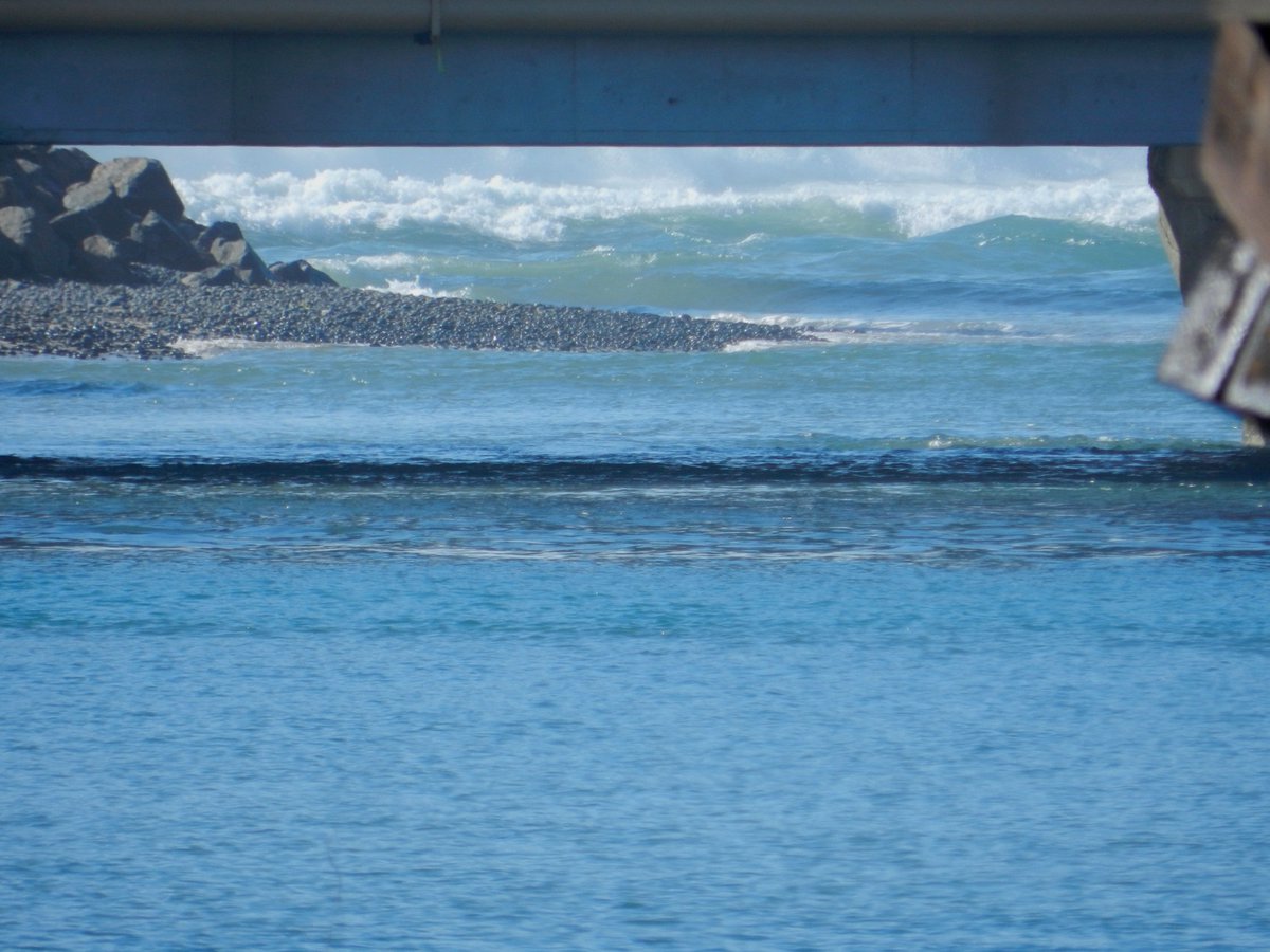 neocurio1's tweet photo. pCIFIC oCEAN #pacificocean #saltwater #westcoast #jettys #breaks #pileons #neocurio #artatak https://t.co/ZIAWJxqYV6