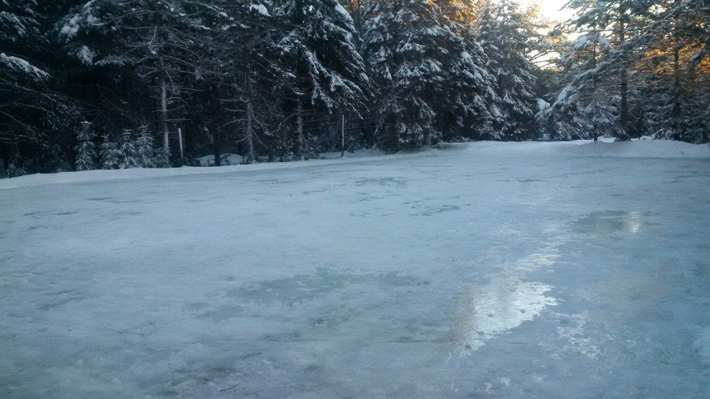 Algonquin_PP's tweet image. For all you Mew Lake skating rink fans! It was -15 overnight and park staff have been busy flooding the rink. It could be open for skating as early as this weekend. Stay sharp everyone.