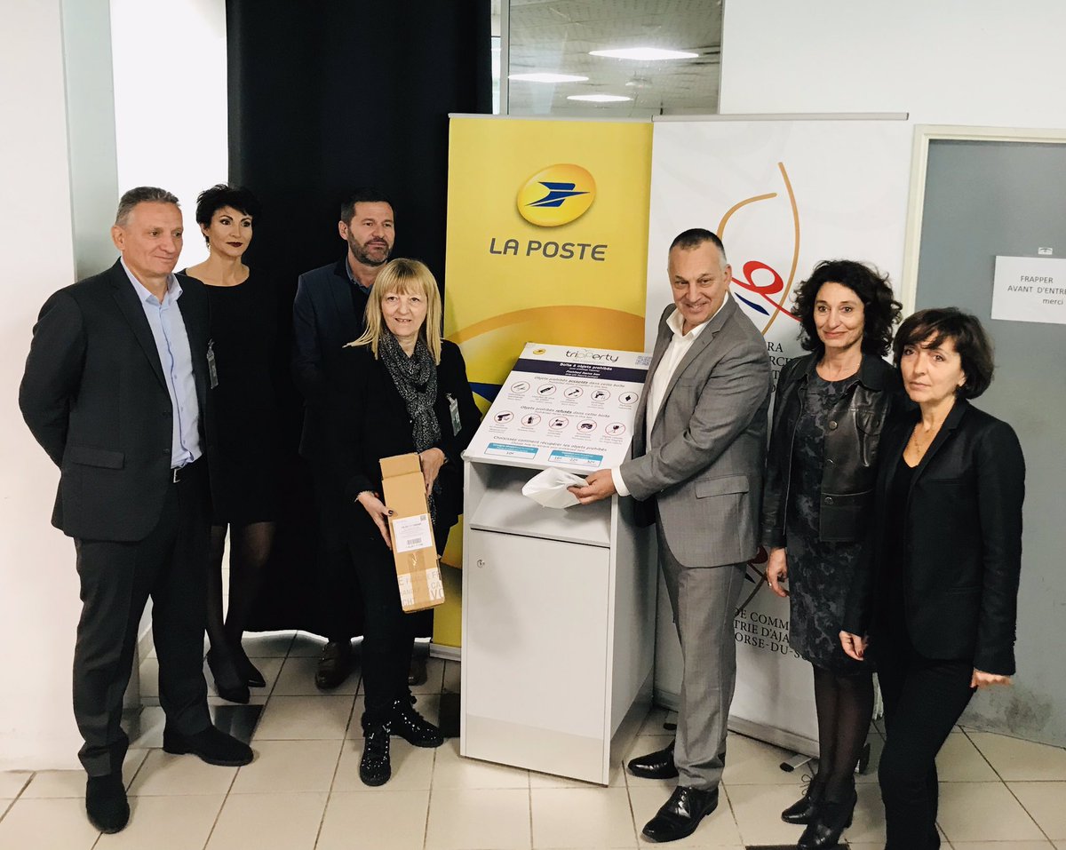 corsica_ports's tweet photo. ✈️ Découvrez à l’aéroport d’Ajaccio un nouveau service proposé par La Poste : 📦🧳 Tripperty ! 👉🏼 Un service novateur permettant aux voyageurs de demander la garde ou la réexpédition de leurs objets interdits en cabine pour des raisons de sûreté lors d’un trajet en avion. https://t.co/yKvT4aa7kK