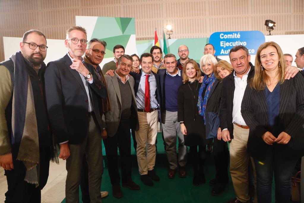 antoniosanz's tweet photo. Todo el @ppcadiz orgulloso del ganador del cambio y futuro Presidente de la Junta de Andalucía, @JuanMa_Moreno.
Hacemos historia con los andaluces.

#UnNuevoGobierno https://t.co/m5bKy6zNS9