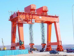 BonengUSA's tweet photo. Pick yourself up on a Tuesday with an overhead trolley #crane application.  #Gearbox #MarineandPort #OilandGas #Shipping #Boneng #BigPower https://t.co/T5C73uew1Z