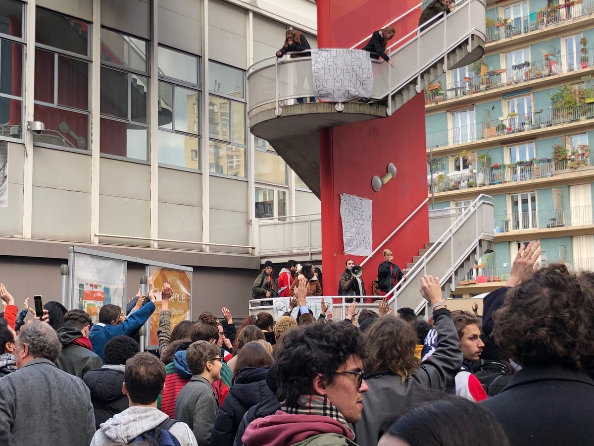 C_Stromboni's tweet photo. À l’université Paris 3 Sorbonne Nouvelle, une AG vote un blocage de Censier mercredi et jeudi contre la hausse des droits d’inscription pour les étudiants étrangers extra-europeens et d’aller manifester samedi avec un cortège Paris 3 https://t.co/sNclsdXxFh