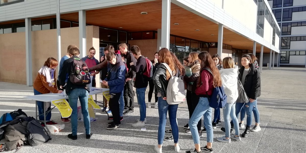 EsquerraDiari's tweet photo. DIRECTE l Segons una primera aproximació a les 14:00 hores, més de 4.000 estudiants haurien votat al referèndum sobre la monarquia a les universitats de la UB i UPF. #ReferendumUni #ReferendumUB #ReferendumUPF @ForaCatBorbo @ReferendumUAM @ReferendUV @ReferendumUC3M https://t.co/QW0rCycYTo