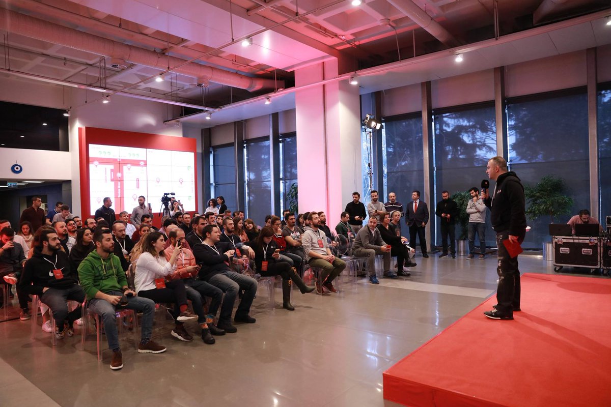 YouthRepublic's tweet photo. Vodafone, ‘Dijital Girişimciliğini Hackathon’da Göster’ dedi; Youth Republic ekibi, dijital girişimcilerin ilk etkinliğinde teknoloji dünyasını sahaya indirdi! #VodafoneHackathon2018 https://t.co/r9NWFGmCsT