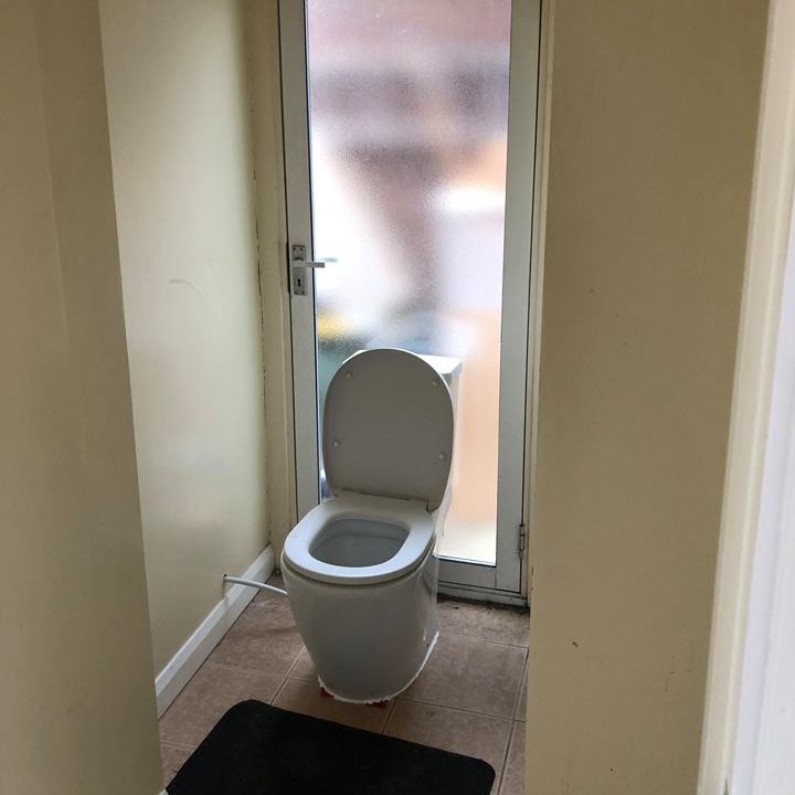 2UDirectcouk's tweet photo. In case it won't flush and you need to make an escape... #buildingfails #constructionfail #trade Credit: TheBuildersPost https://t.co/l6vgcTl8d6