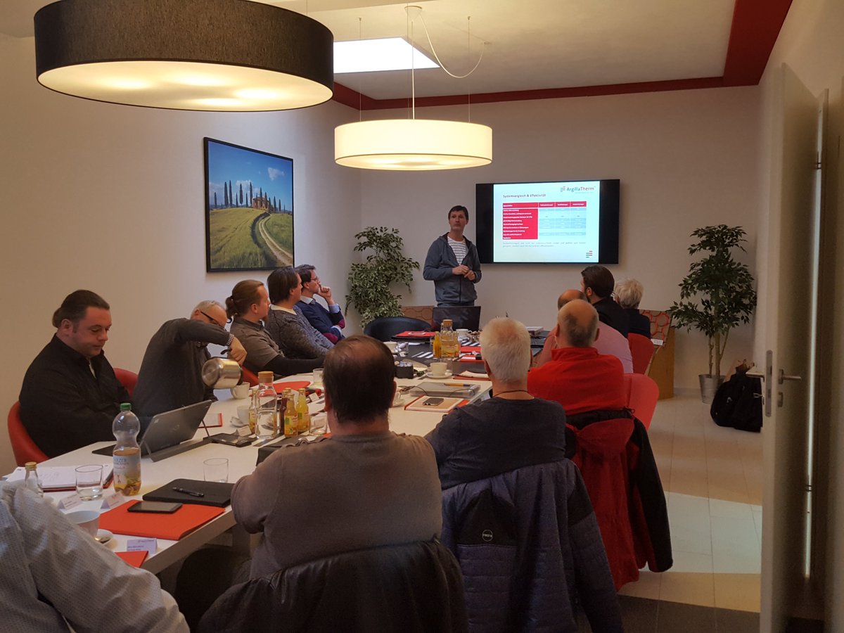 ArgillaTherm's tweet photo. #Claytec zu Besuch bei #ArgillaTherm. Großes Partnertreffen mit Vorträgen von Herrn Röhlen, Geschäftsführer von Claytec, und Herrn Lange, Geschäftsführer von ArgillaTherm. Lehmputztechnik vom Marktführer & innovativer Heiztechnologie – eine Kooperation mit großer Zukunft. https://t.co/TfesrFEGlW