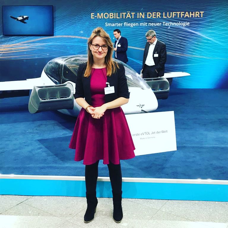 RonjaKemmer's tweet photo. Da ist es!! Zu Unrecht verspottet, ist heute schon der Prototyp entwickelt und in der Luft: das #flugtaxi :-) Am #startup @Lilium aus München ist unter anderem @frank_thelen beteiligt. #Digitalgipfel #digitalgipfel18 #digital #fly #flywawy #upintheair https://t.co/qTtJfanYgY