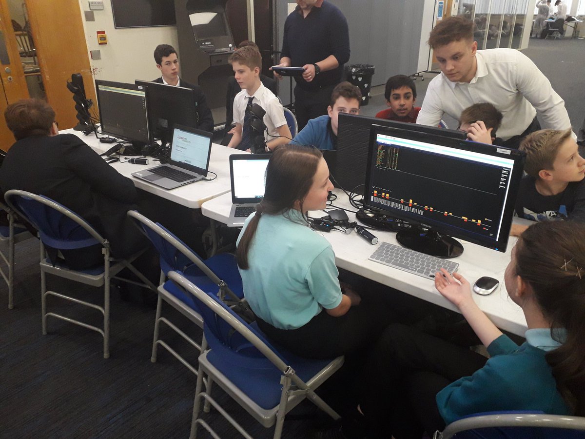 ElaineEBProject's tweet photo. @swrccu @DoCyberUK @UWEBristol @NCSC @BrisBathCyber @Leonardo_UK @GraphicScience @immersivelabsuk @IBMNews @JustEatUK @Amiosec @Cyberchallenge @CyberDiscUK #DoCyber in action https://t.co/gl2zD7FLk6