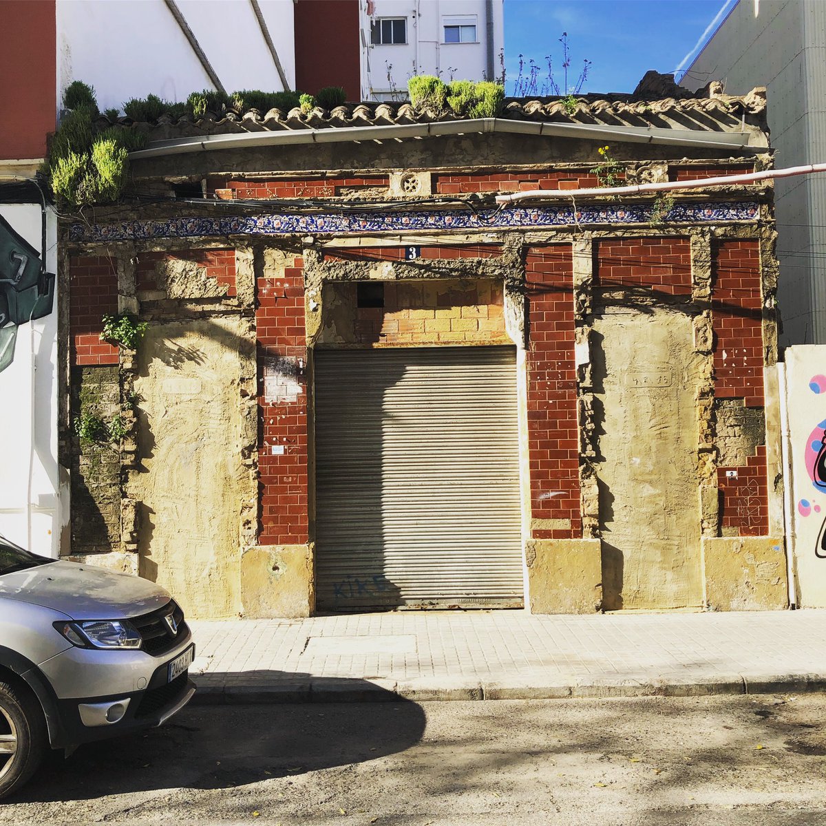 TriptoValencia's tweet photo. The  #Cabanyal area in #Valencia is slowly transforming. Every time I am happily surprised by the beautiful restorations. Still quite a few houses need some TLC :-) https://t.co/6JF7hkJUon