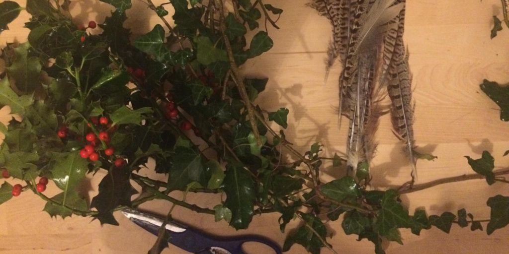 CreativeQuirks's tweet photo. Prepping for a Christmassy bouquet craft with the kids later, #holly, Ivy and #pheasantfeathers. https://t.co/zyOg1GCG91
