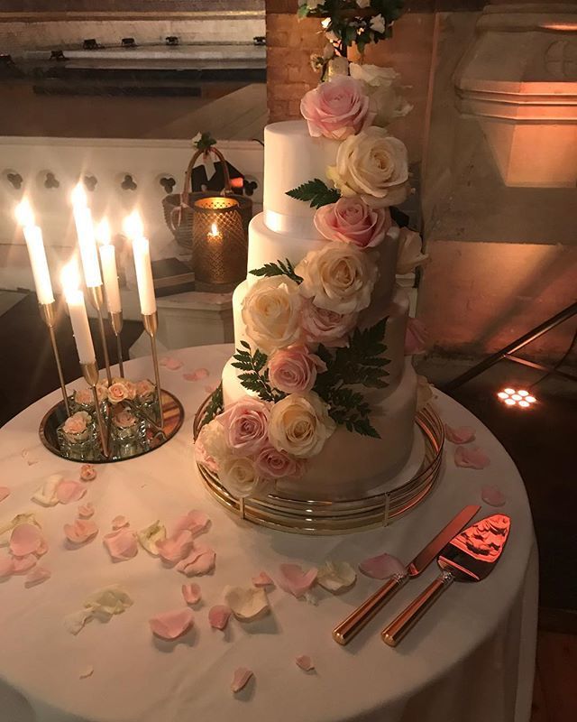RyanNile's tweet photo. @vvsbakes ladies and gentlemen! #details #weddingcake https://t.co/ZDXzEx4KJP https://t.co/qpwDDD2FAd