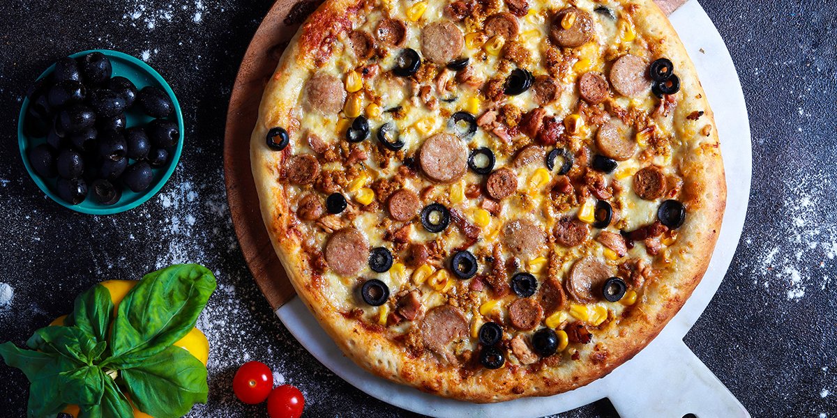india_pete's tweet photo. When you hungry in the middle of the night. Call on 7045313491 or place your order on @UberEats @Zomato @swiggy_in. We deliver till 3AM everyday! 
#petespizzeriaindia #mumbai #lowerparel #pizza #pizzamania #pizzaporn #foodporn #foodgasm #foodbloggers #mumbaibloggers #buzzfeed https://t.co/GrKKZiMM0w