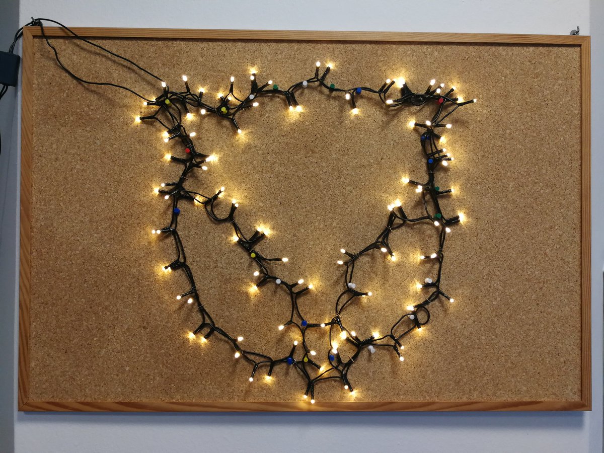 I vývojáři si dokáží vkusně a s citem vyzdobit kancelář na svátky. Stačí jedna nástěnka, pár žárovek a hodně špendlíků 😎 💯 #alliwantforchristmasisdeploy #biddingfox