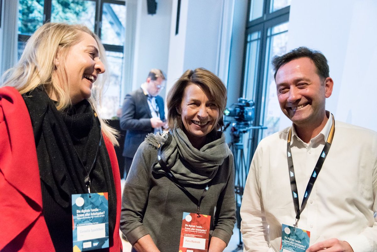 SitEinander's tweet photo. Am Donnerstag trommelten wir in Berlin Politik, Wirtschaft und Eltern zusammen und fragten uns gemeinsam: Wie kann Digitalisierung genutzt werden, um die Vereinbarkeit von Familie &amp; Beruf zu unterstützen?@Volker_Baisch  @BMFSFJ @DigitaleEltern1  
https://t.co/P7M5HtmNdL https://t.co/5rPq0k2tNC