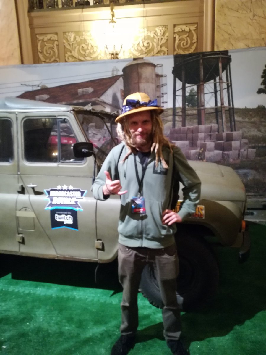 Nyt tarvis jonkun visuaalisen puolen mestarin taitoja avuks. Twitch kanavan paneelit pitää päivittää. Ja koska oon hevosmies enkä mikkihiiri, niin maksan siitä. RT:stä propsit