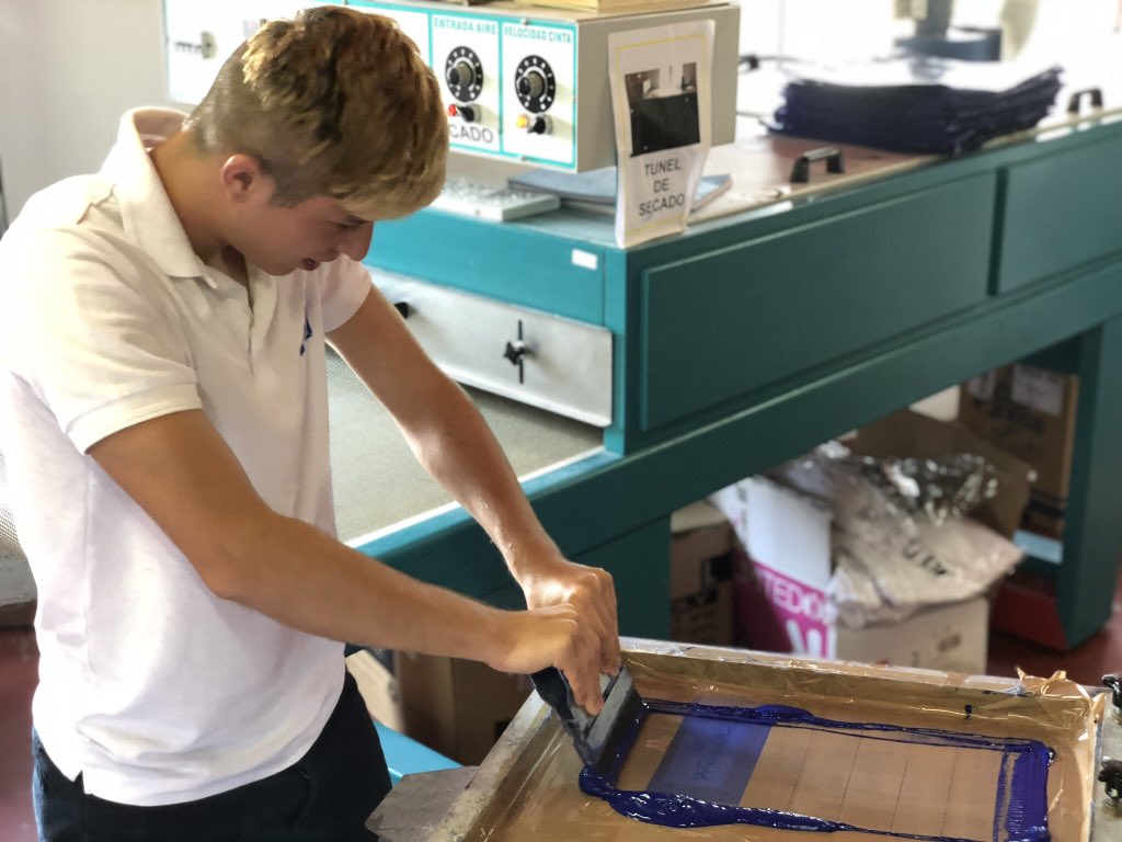 AmicosAsoc's tweet photo. Adrian imprimiendo camisetas en el taller ocupacional de artes gráficas de #amicos gracias al proyecto de @iberdrola #proyectos2018 #tallerocupacional https://t.co/JVmXNzCbnT