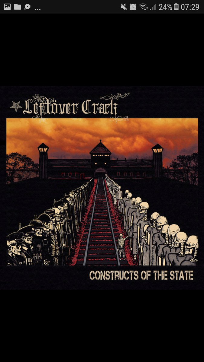 mike_santana's tweet image. Me alegra escuchar #LeftoverCrack y seguir pensando que ellos, Choking Victim y Star Fucking Hipsters es la misma banda 😅, por ahí F-Minus tiene también su escencia pero FM si es más agresivo no tan ska o Cracksteady como se dicen