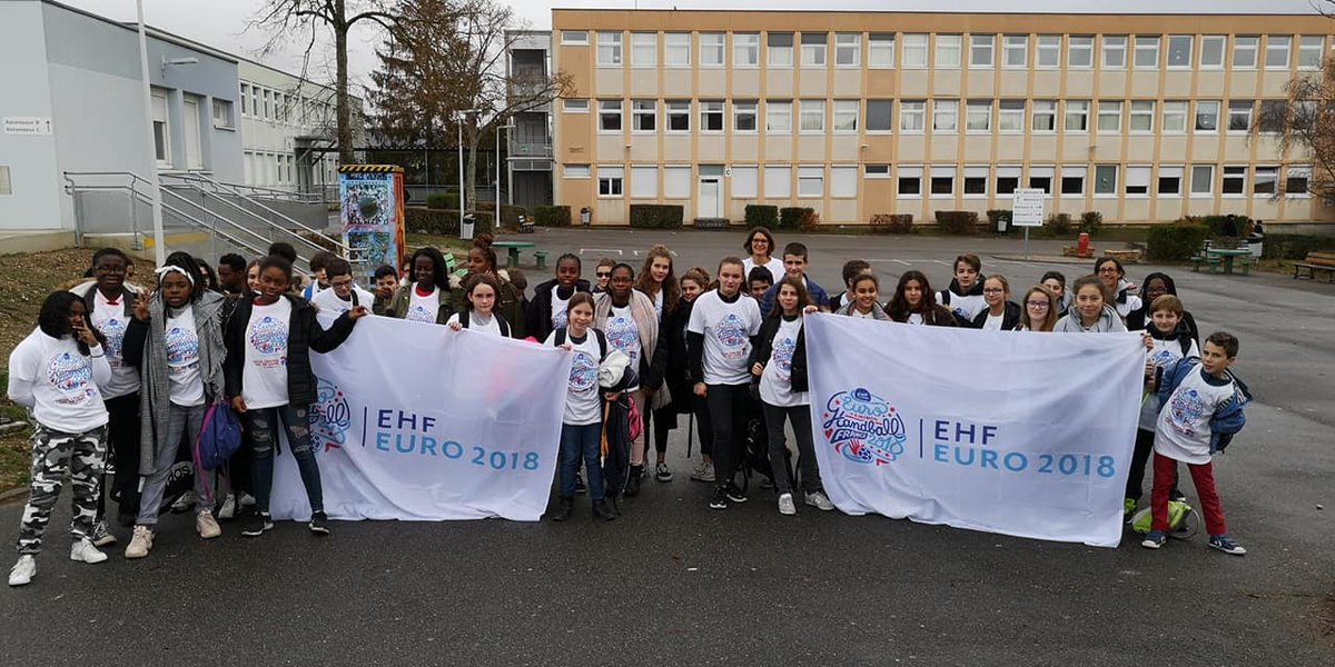 LigueCentreHand's tweet photo. Dans le cadre du dispositif #TOUSPRETS initié par le @Sports_gouv en partenariat avec la @ffhandball, 45 jeunes du collège Jules Vernes de Bourges sont actuellement en route pour assister à 2 rencontres de @EHFEURO à Nantes! #handballissime https://t.co/3zvPyKEZ6a