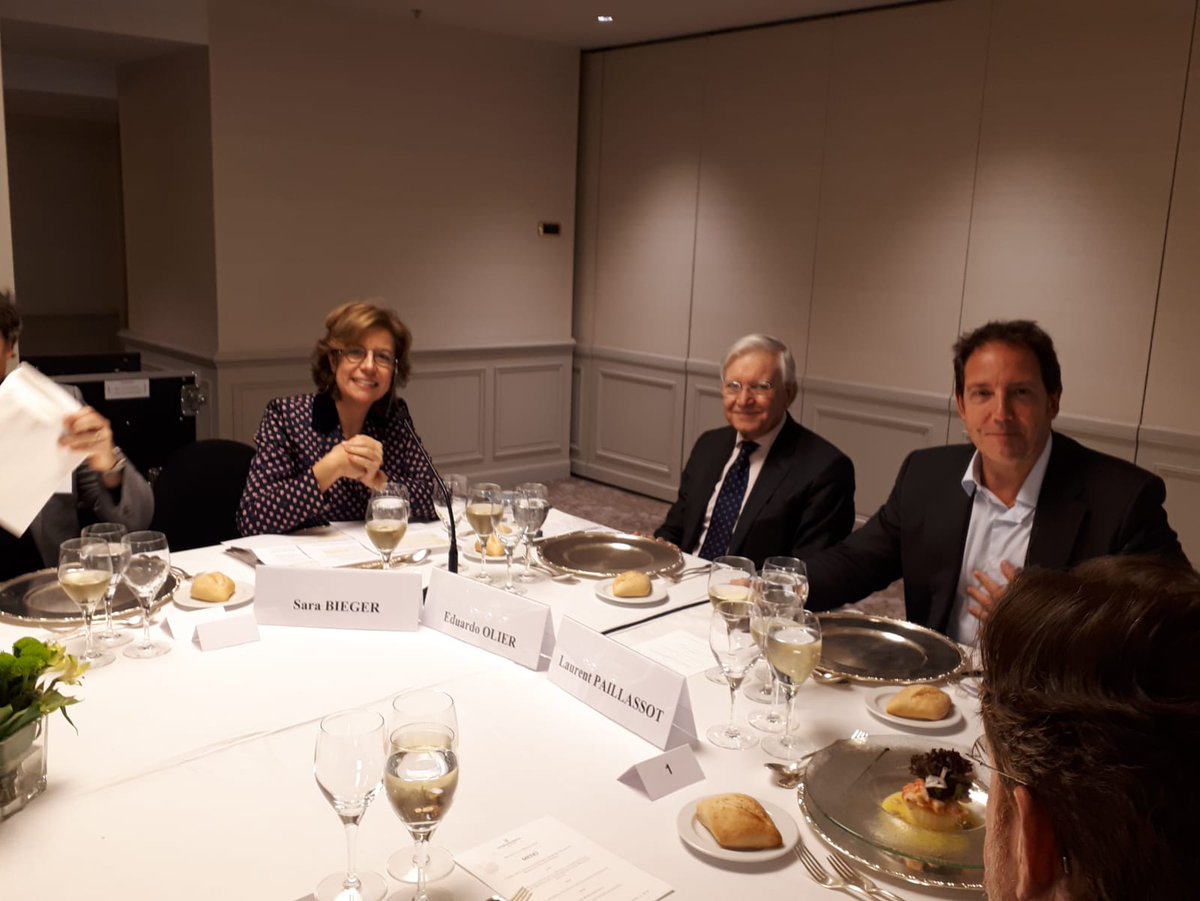 <a href="/SaraBieger/">Sara Bieger</a> presenta a Eduardo Olier a las empresas del #ClubAffairesFranceEspagne  reconocido experto en el campo de la #inteligenciaEconomica ha conjugado posiciones ejecutivas en multinacionales, con actividades académicas, de investigación es autor de artículos, libros ...