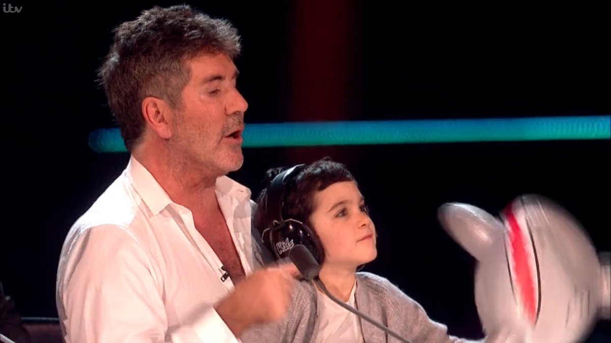 edzkidz's tweet photo. Simon Cowell's 4 year old son, Eric, was wearing a pair of our Edz Kidz ear defenders on this weekend's final of the X-Factor. 
Check out our full range here: https://t.co/1ZvpcXnqrq
#XFactor #simoncowell #EdzKidz #eardefenders https://t.co/gd59va8etc