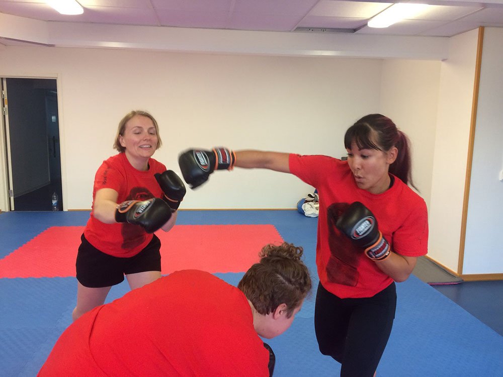 BOX ME IN? NO THANK YOU tshirtsin sizes XS-XL for 12£. The glove stare works well in meetings or other situations to big yourself up... Order at andpublishing.org/category/we-pu…