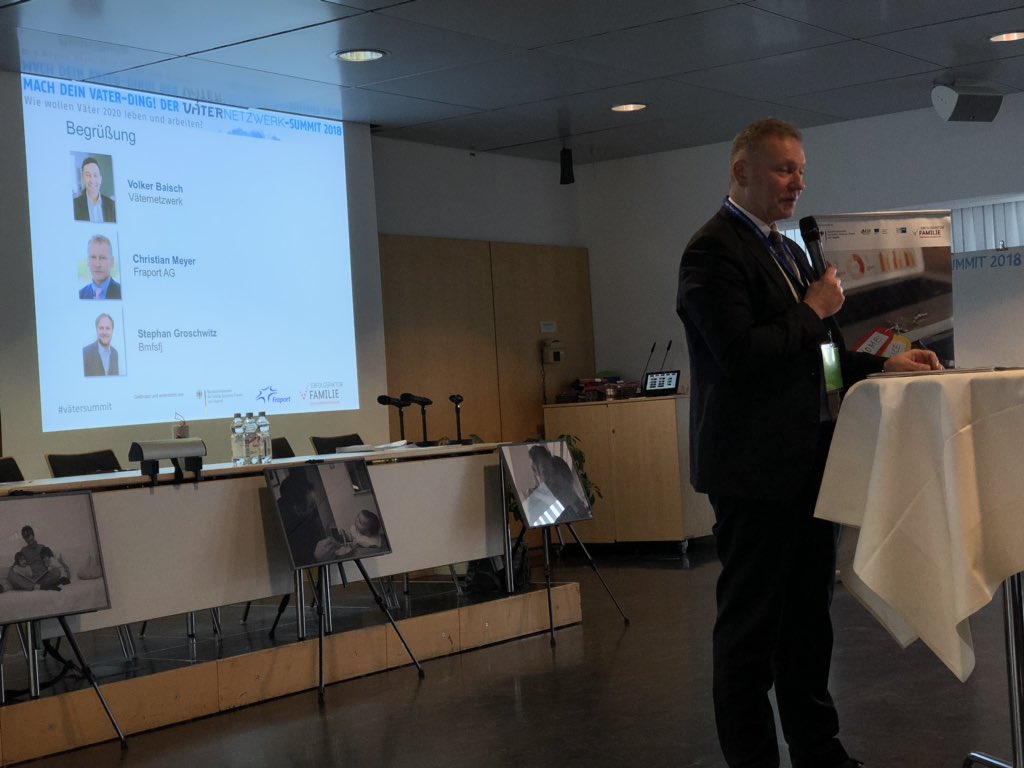 KidPickApp's tweet photo. Beim #vaetersummit in Frankfurt interessante Einblicke in den Elternalltag aus Sicht berufstätiger Väter https://t.co/Hg7V0JBE80