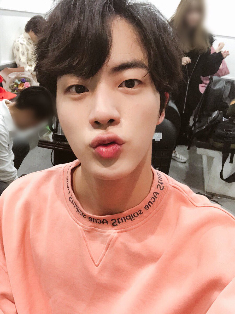 hypedupsuga's tweet photo. 생일축하해요 김석진!! 난는 너를 항상 사랑해 😘💕
#HappyJinDay #OurEpiphanyJin #석진이는_온_세상의_빛 https://t.co/AzrIwxkiba
