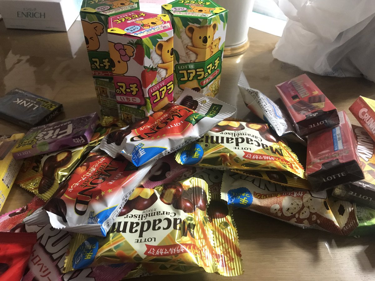 satomoya1116's tweet photo. ファイルが欲しいがためにお菓子の量が、、 https://t.co/Ucgyv7mAkX