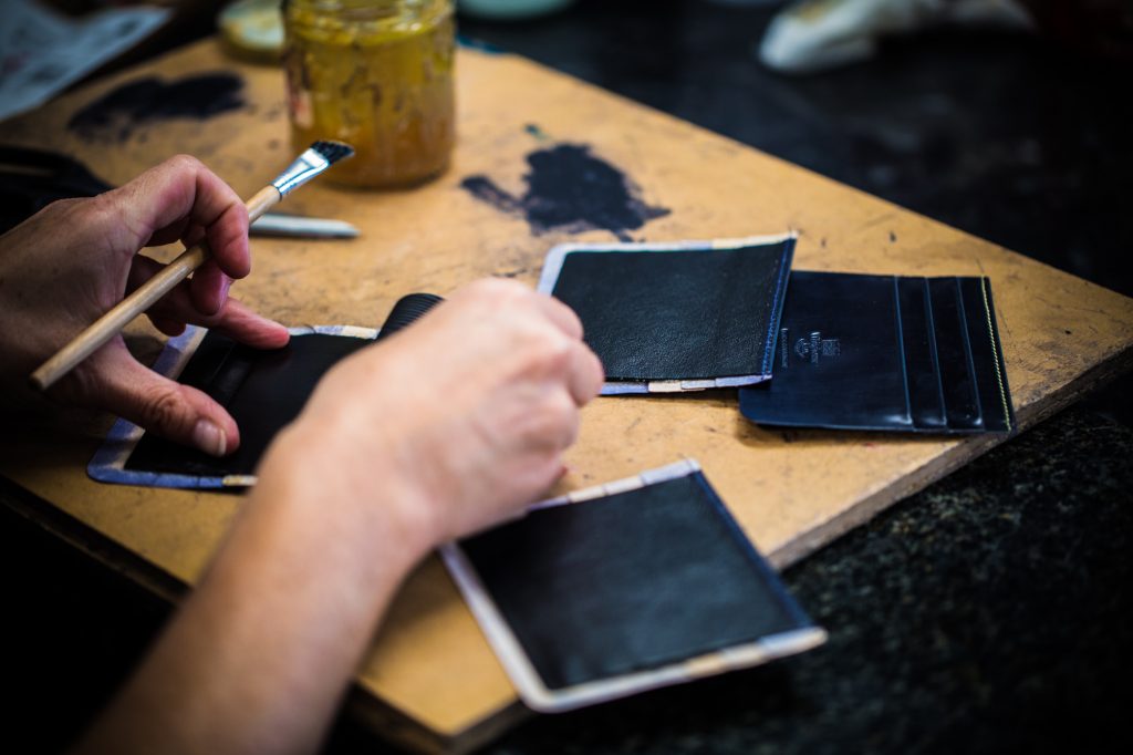 A Dec #EditorsPick. @AndyBarnham finds the desire for the finest quality runs throughout the DNA of <a href="/WhitehouseCox_/">Whitehouse Cox</a>  the Walsall leather firm #MadeinEngland #mensstyle #bridleleather @riddlemagazine riddlemagazine.com/whitehouse-cox/