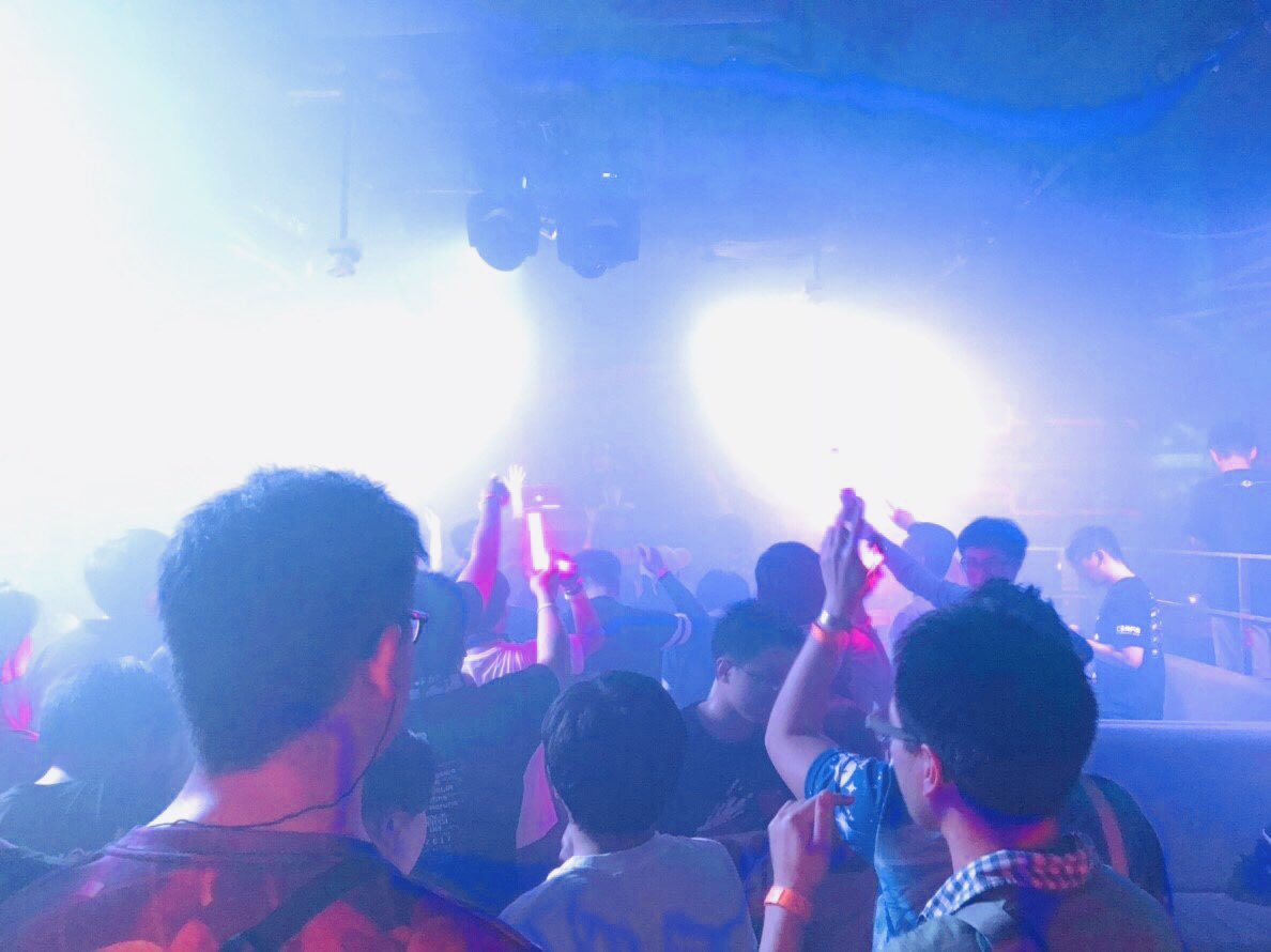 DJ_caesar_AKIBA's tweet photo. 【シンガポールの想ひ出その4】
アフターパーリーのハコ広くてきれいで音も良かったんけどスモークの量がとにかく凄まじくてずっとフロアよく見えんかったwww日本だと火災警報器反応してまうレベルww

1枚めDJしてる俺ほとんど見えん(☝︎ ՞ਊ ՞)☝︎
#C3AFAsg #C3AFASG18 #c3AFA https://t.co/Jm5r8AiC99