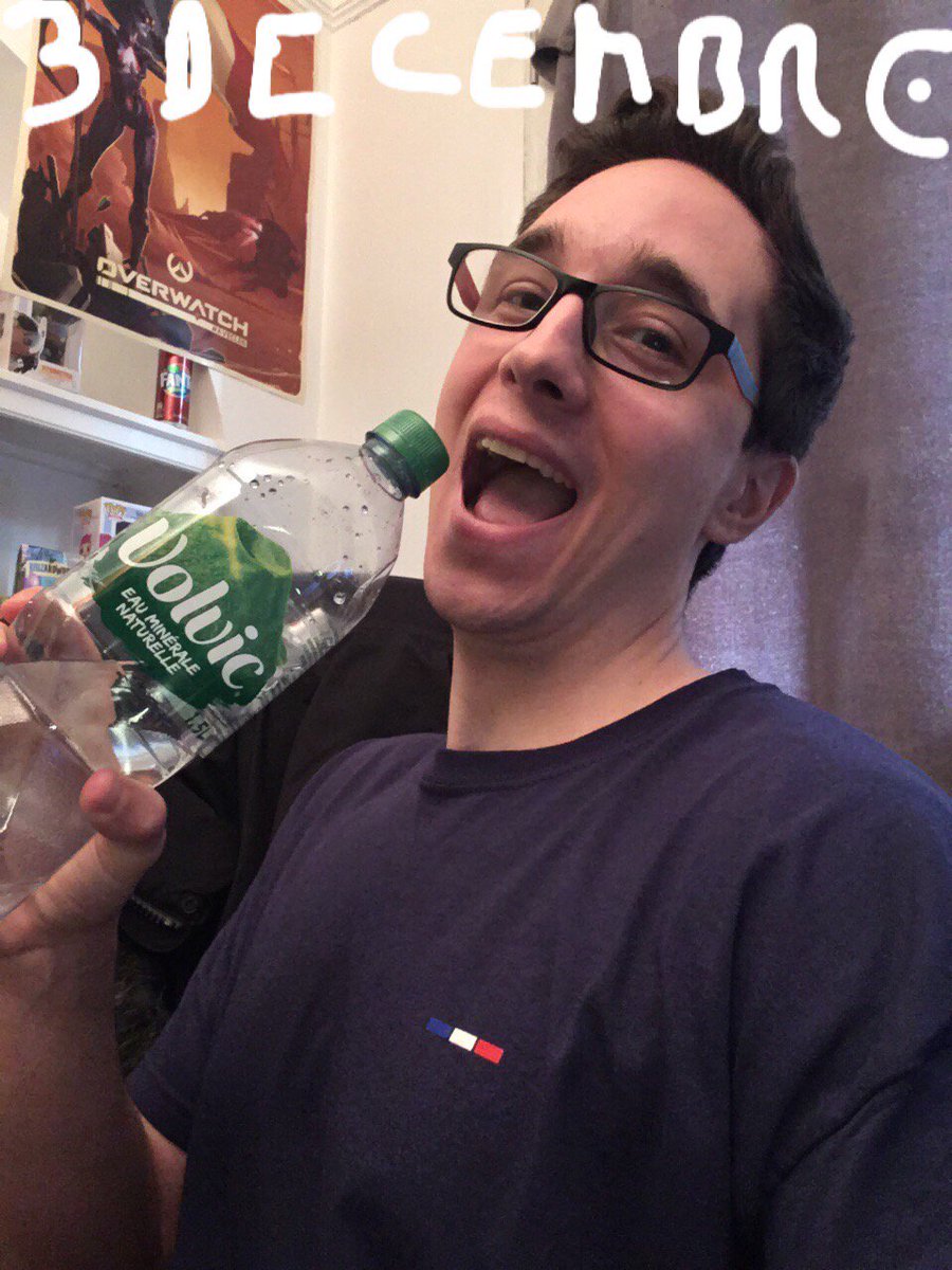 Pour mon 3eme cadeau pour ce #3décembre je vous fais gagner bouteille de Volvic 2L !

Pour participer:

🔁 #RT 
➡️ follow <a href="/MisterAdyboo/">Adyboo</a> X <a href="/Volvic_fr/">Volvic France</a> 
Ps: sur la photo c’est 1.5L donc faites de la place pour 2L  
Double ta chance sur mon insta!

Tas : 25/12 #noel #volvic