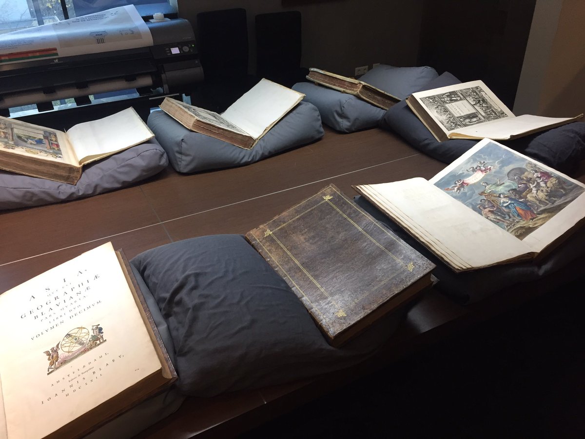 Reindst's tweet photo. @CollectiesUvA bereidden we een fijne presentatie voor van enkele spectaculaire #atlassen. Speciaal voor de senior-cursisten #HOVO, Utrecht. https://t.co/u3oYdKCZKf