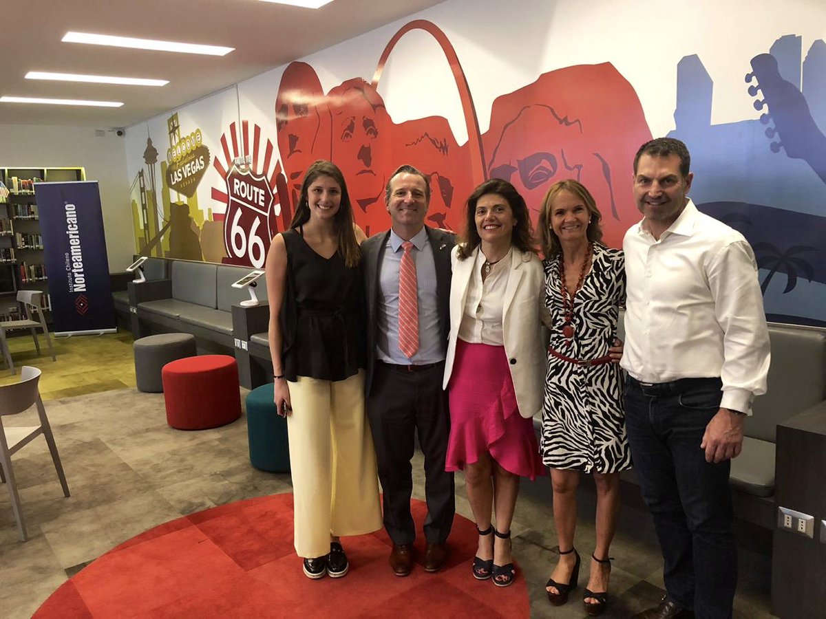 Flo_walls's tweet photo. Ayer con @empatthy_org en la mesa redonda con @Lenforkas, empresario y gran filántropo!! 
Aprendiendo sobre su historia de perseverancia, liderazgo en equipo y cómo recaudó más de un millón de dólares para su ONG @Hopecam.
¡Gracias al @ICHNSantiago por esta gran oportunidad! https://t.co/2maEZIgEAr