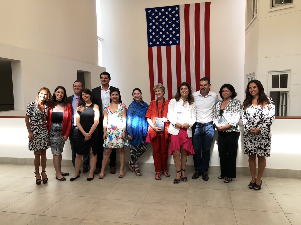 Flo_walls's tweet photo. Ayer con @empatthy_org en la mesa redonda con @Lenforkas, empresario y gran filántropo!! 
Aprendiendo sobre su historia de perseverancia, liderazgo en equipo y cómo recaudó más de un millón de dólares para su ONG @Hopecam.
¡Gracias al @ICHNSantiago por esta gran oportunidad! https://t.co/2maEZIgEAr