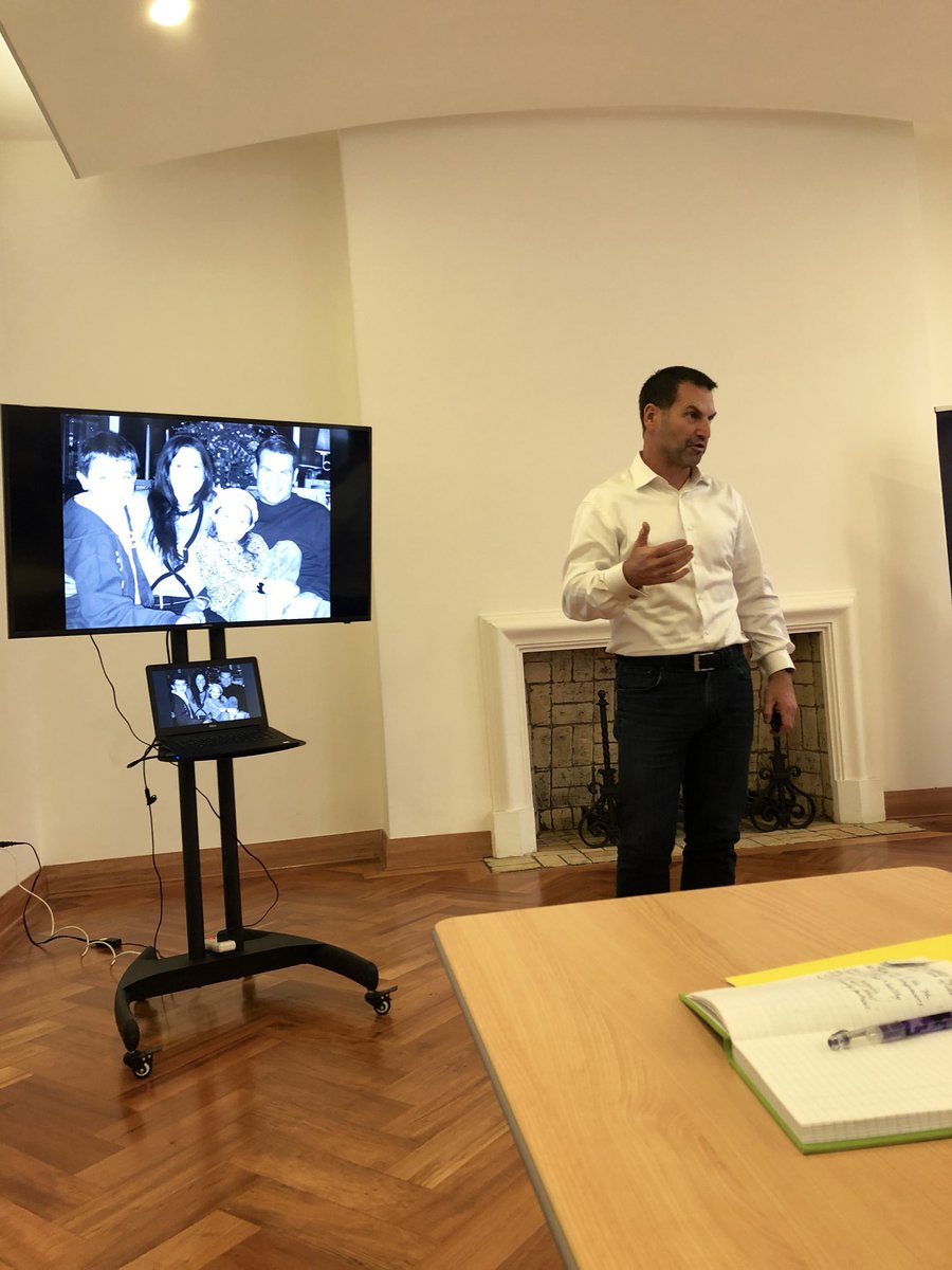 Flo_walls's tweet photo. Ayer con @empatthy_org en la mesa redonda con @Lenforkas, empresario y gran filántropo!! 
Aprendiendo sobre su historia de perseverancia, liderazgo en equipo y cómo recaudó más de un millón de dólares para su ONG @Hopecam.
¡Gracias al @ICHNSantiago por esta gran oportunidad! https://t.co/2maEZIgEAr