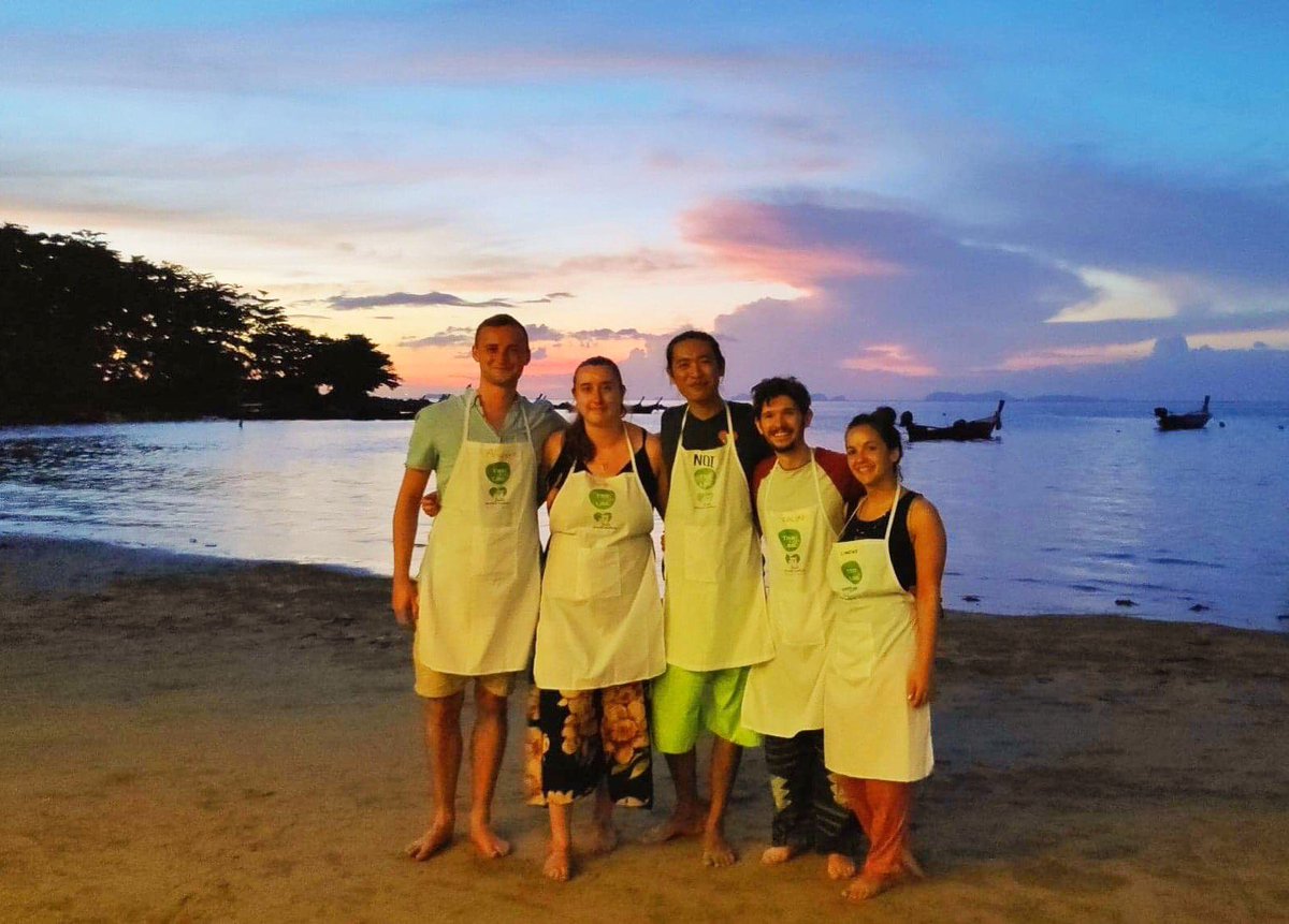 Time_For_Lime's tweet photo. December 3rd Cooking Class - Last night was a fun night. Colin celebrated his 30th birthday whilst learning how to cook delicious Thai food with chef Noi. #timeforlime #cookingschool #thailand #thai #thaifood #kohlanta #thaicooking #thaicookingschool #krabi https://t.co/6mGG0ZA40U