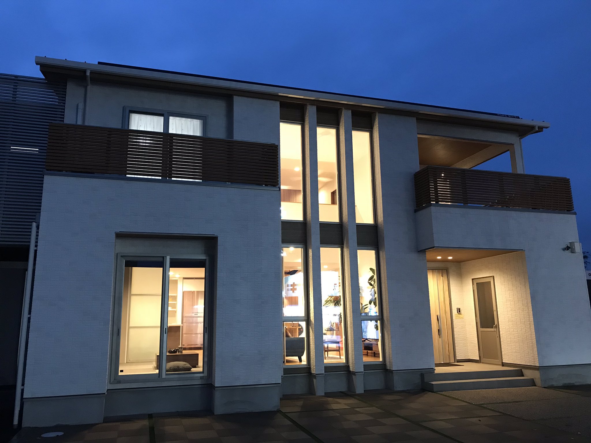 イシンホーム 多治見店 在 Twitter 上 夜のけやき通りモデルハウス 吹き抜け 部分の窓が大きく 綺麗な外観 になってます 是非 中も見に来てください T Co 48mokbv3j5 T Co Drkw9f8uma Twitter