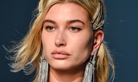 vogue_italia's tweet photo. L'ultima tendenza moda è abbinare gli orecchini all'acconciatura. Idee, consigli e una gallery per un binomio perfetto 👌 #howto  #gioeilli  #partylook  https://t.co/N3KckgxKsM... https://t.co/jxowvpAOe1