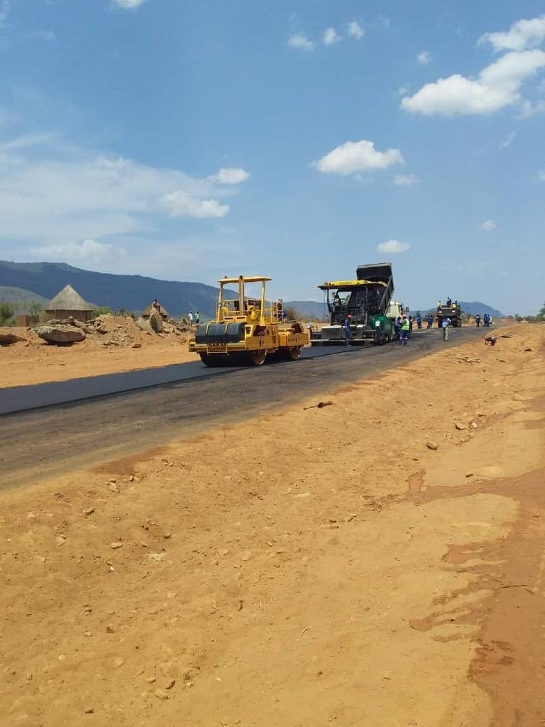 GondaiMutongi's tweet photo. ED promised better roads and better roads are being built for the people. This is what we call fulfilling the promises. Better things are beckoning under ED despite the temporary turbulence @nicolehondo @Mug2155 @rashweatm @RMajongwe https://t.co/RC76F8Cv58