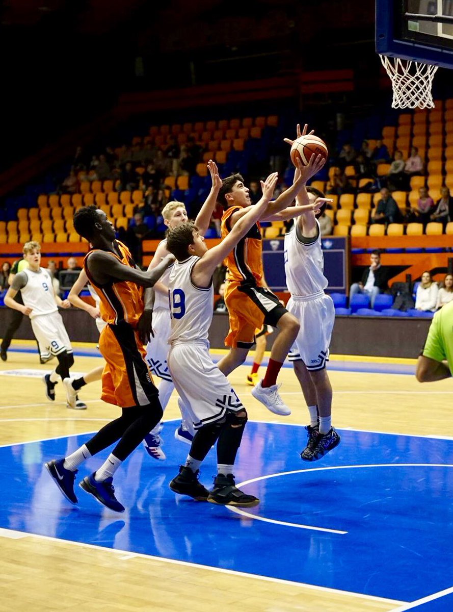 bencrimarjor's tweet photo. Enhorabuena CanaryPay Santa Cruz 2004!!! Una vez más el trabajo en equipo tiene recompensa, una vez más las ganas de ganar se visten de trabajo en defensa y los lleva invictos y primeros de grupo a la segunda fase de la @EyblC. @cbsantacruz #eyblc #eybl https://t.co/UryUwHx4xf