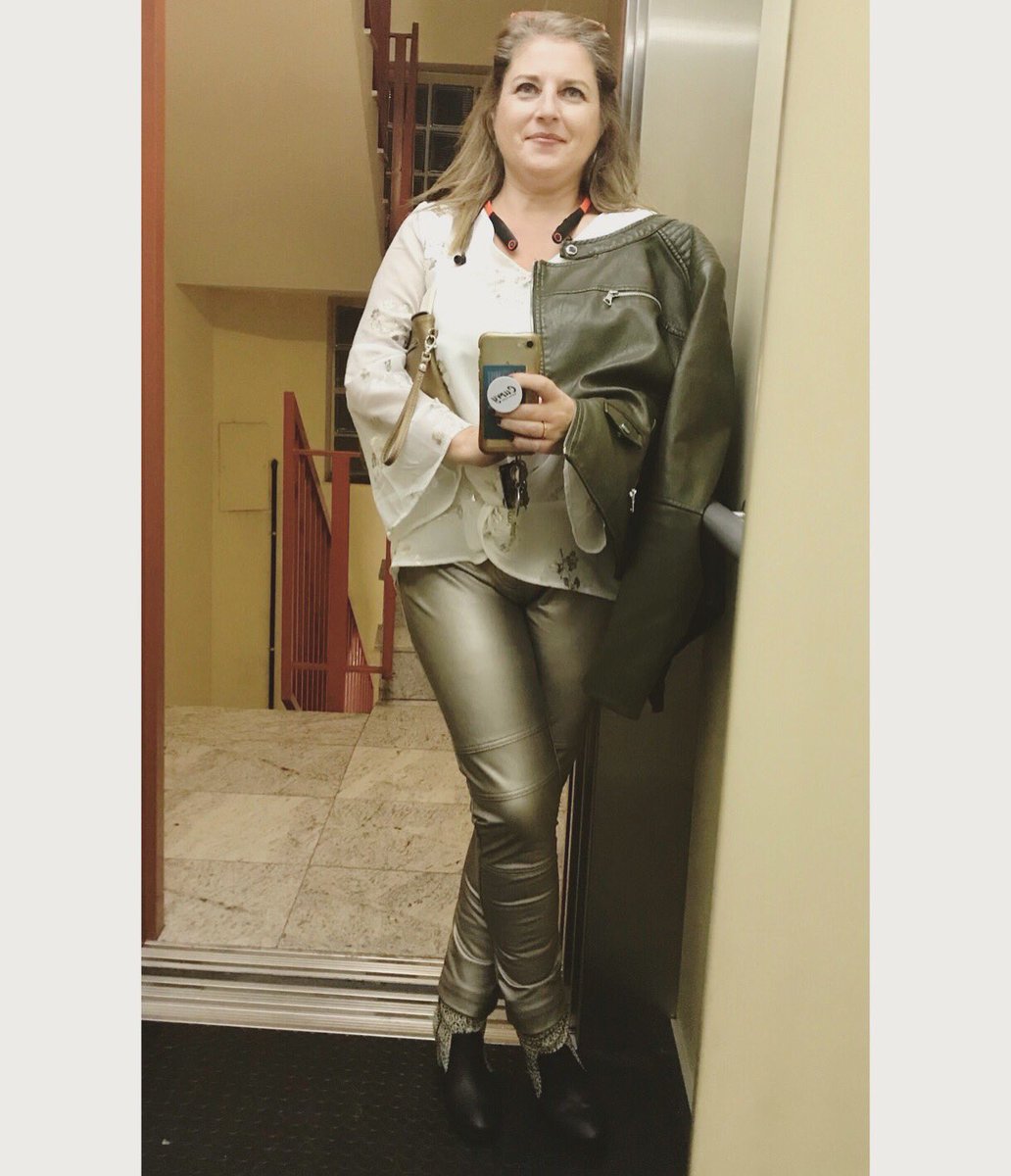 LifeLoversBcn's tweet photo. #momentoascensor con #outfit para #evento 💃 Pantalón y #blusa de #cortefiel , #biker de #stradivarius y #botines #animalprint de mi fondo de armario 💫 Qué os parece como #look para #cenadenavidad ?🤩 #lift moment wearing a #christmas diner #styling 💃🎄#moda #lifeloversbcn https://t.co/4A9g3O8hg7