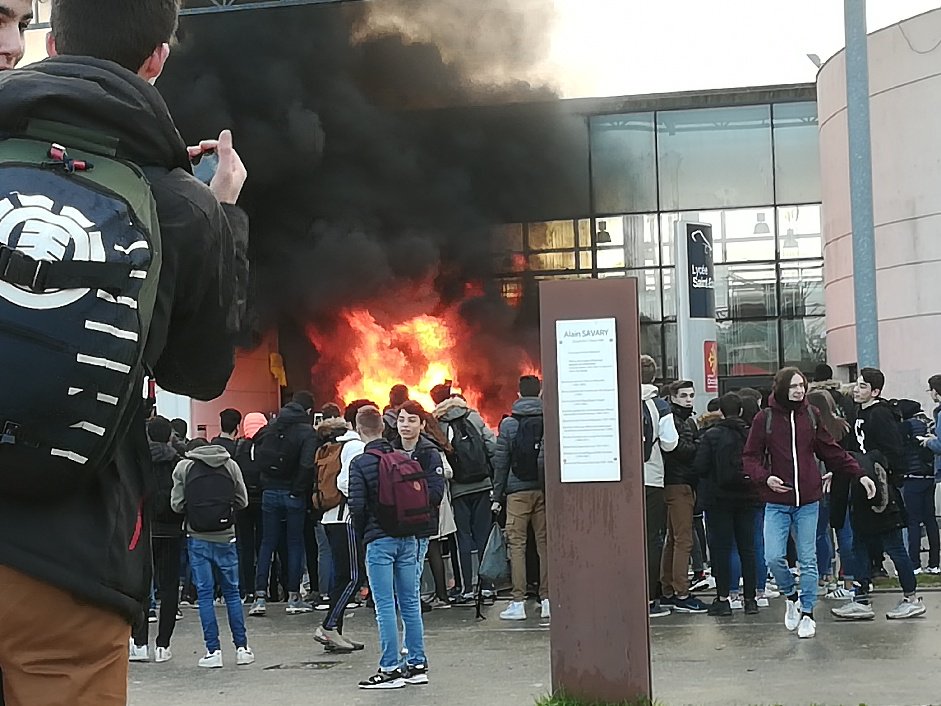 RiposoV's tweet photo. #incendie au lycée de Blagnac St expery. Feux et violences, on assiste à un vrai désastre. STOP ! Quand est-ce que cette guerre va cesser...? #manifestations https://t.co/8ZOdB3TMfv