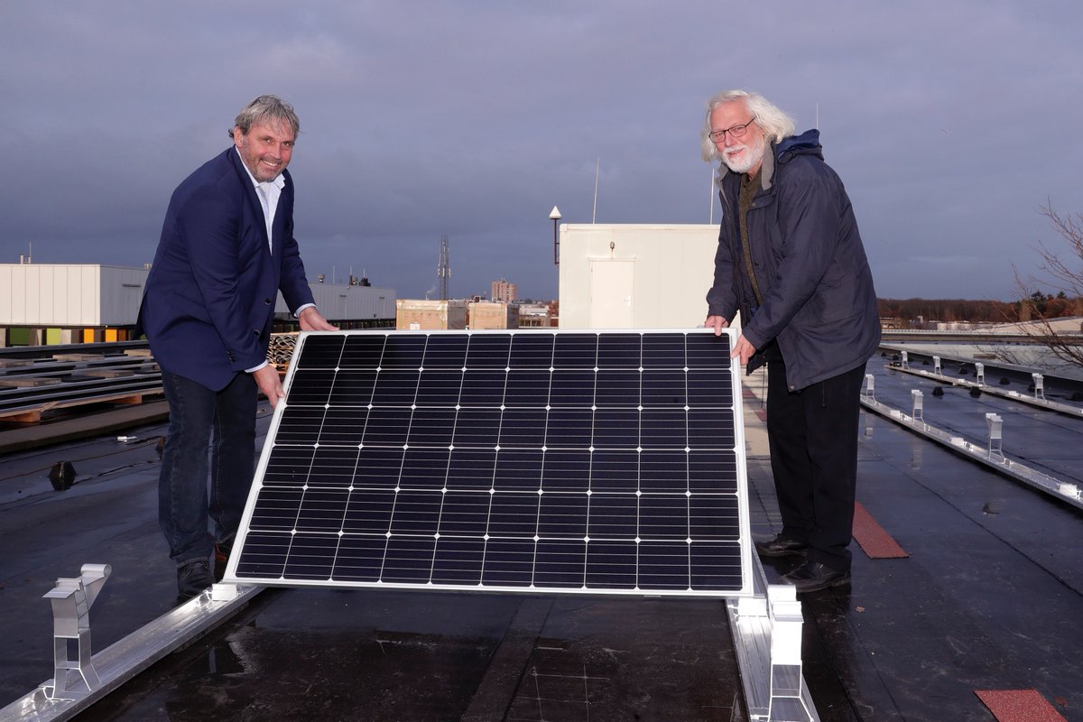 gem_Nijmegen's tweet photo. Op 3 gemeentelijke panden worden in totaal 1234 zonnepanelen geplaatst! Dit is bijna een verdubbeling van het aantal panelen dat de gemeente Nijmegen op haar panden heeft liggen. Gisteren werd het eerste zonnepaneel gelegd. Nog 1233 te gaan! Op naar een energie-neutrale stad. https://t.co/7MjbFlIBVi