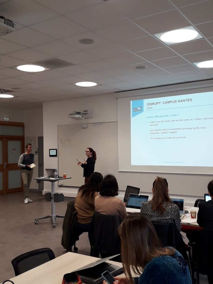 DisruptCampus44's tweet photo. #DisruptDay n°8 dédié aux données avec @alinedeschamps dans la #sallepixa! Atelier #buzzwords #data: quel sentiment on éprouve par rapport aux données ? #disruptcampus #Nantes https://t.co/hiGeohy9rX