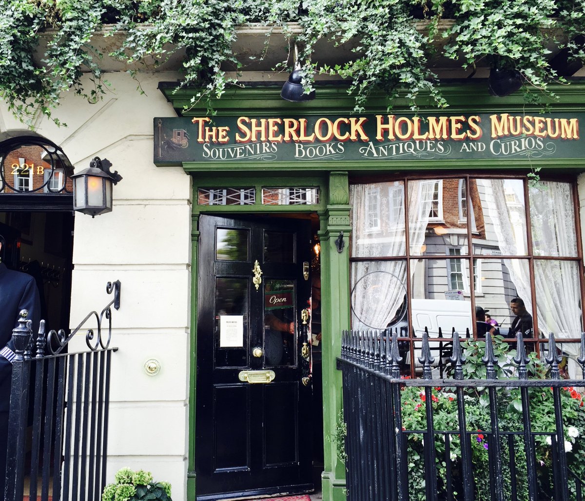 マッキー 美しい風景が好き Twitterren ベーカー ストリートの シャーロック ホームズ博物館 ロンドン 入るとイギリスチックなアンティークで埋め尽くされた部屋や 物語の場面を再現した人形が置かれています 入り口ではホームズやワトソンの帽子を被って記念